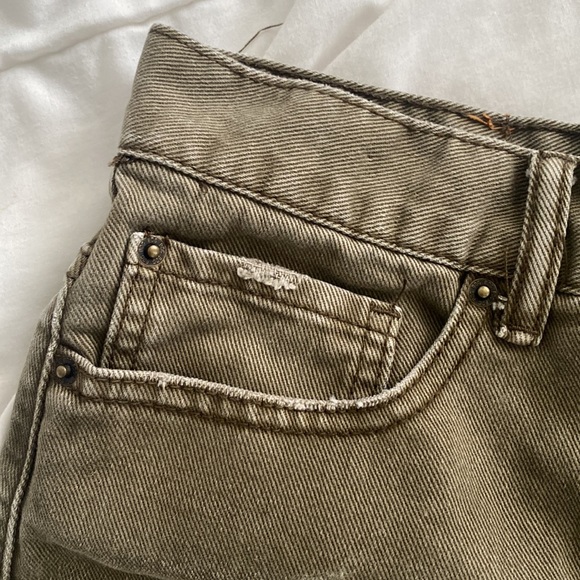 Urban Outfitters BDG cheeky short Olive / army green size 28 raw hem denim - Picture 5 of 9